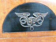 Charger l&#39;image dans la galerie, Miroir d&#39;époque Empire en cerisier avec aigle en bronze. Modèle rare

