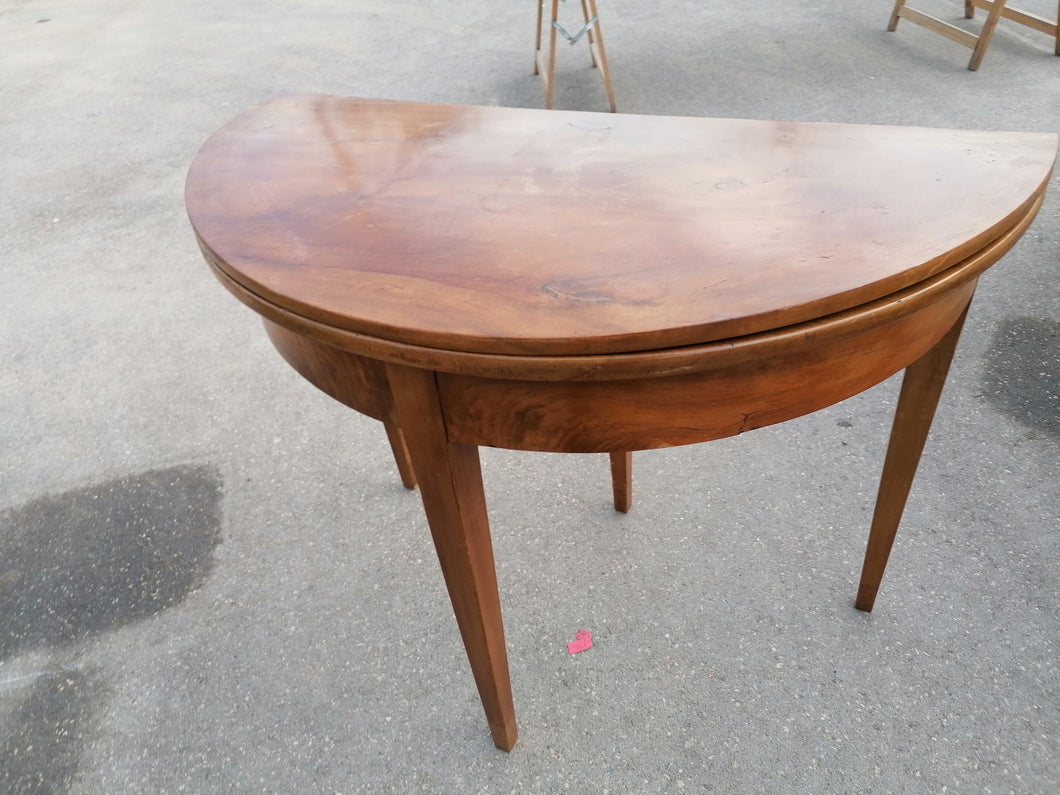 Table mi lune d'époque Directoire en noyer massif plateau special issus du même morceau de bois