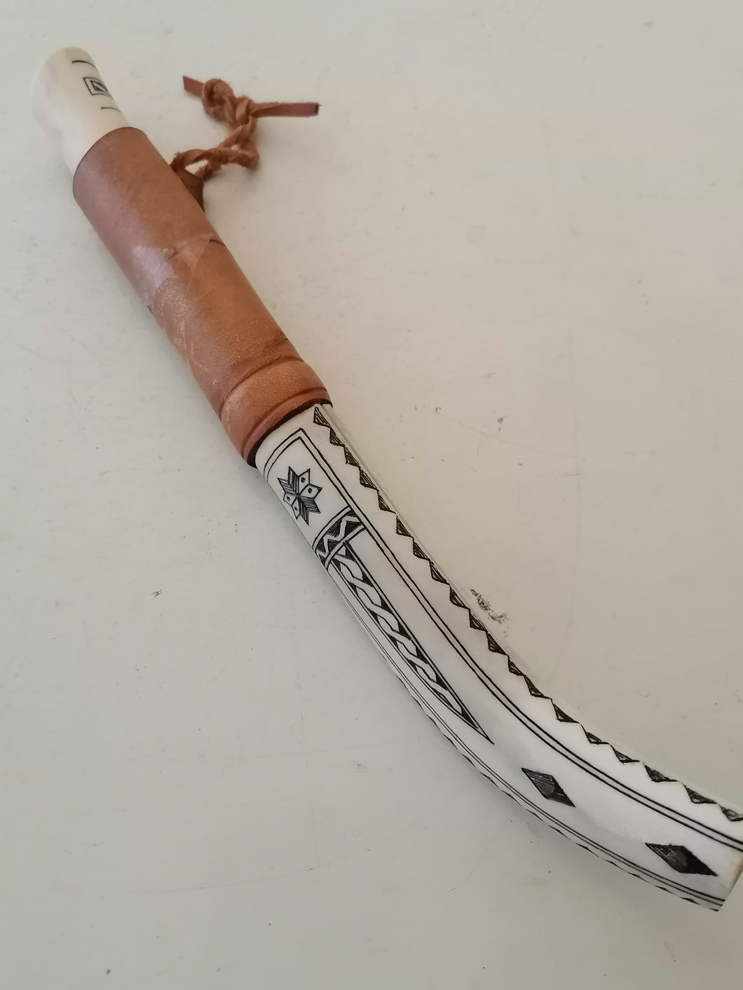 Couteau traditionnel Suédois, manche et fourreau en os. Lame acier laminé Mora,