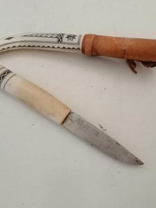 Couteau traditionnel Suédois, manche et fourreau en os. Lame acier laminé Mora,