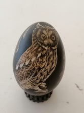 Charger l&#39;image dans la galerie, Œuf de poule peint et signé. Probablement Suisse c&#39;est traditionnel ici
