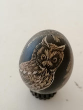 Charger l&#39;image dans la galerie, Œuf de poule peint et signé. Probablement Suisse c&#39;est traditionnel ici

