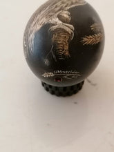 Charger l&#39;image dans la galerie, Œuf de poule peint et signé. Probablement Suisse c&#39;est traditionnel ici
