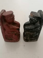 Charger l&#39;image dans la galerie, Paire de statuette ancêtre probablement Nigéria début XXème bois sculpté et peint.
