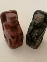 Charger l&#39;image dans la galerie, Paire de statuette ancêtre probablement Nigéria début XXème bois sculpté et peint.

