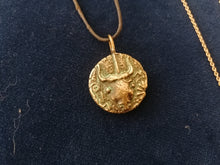 Charger l&#39;image dans la galerie, Collier Pendentif pièce de monnaie Grecque reproduction, tête de taureau.
