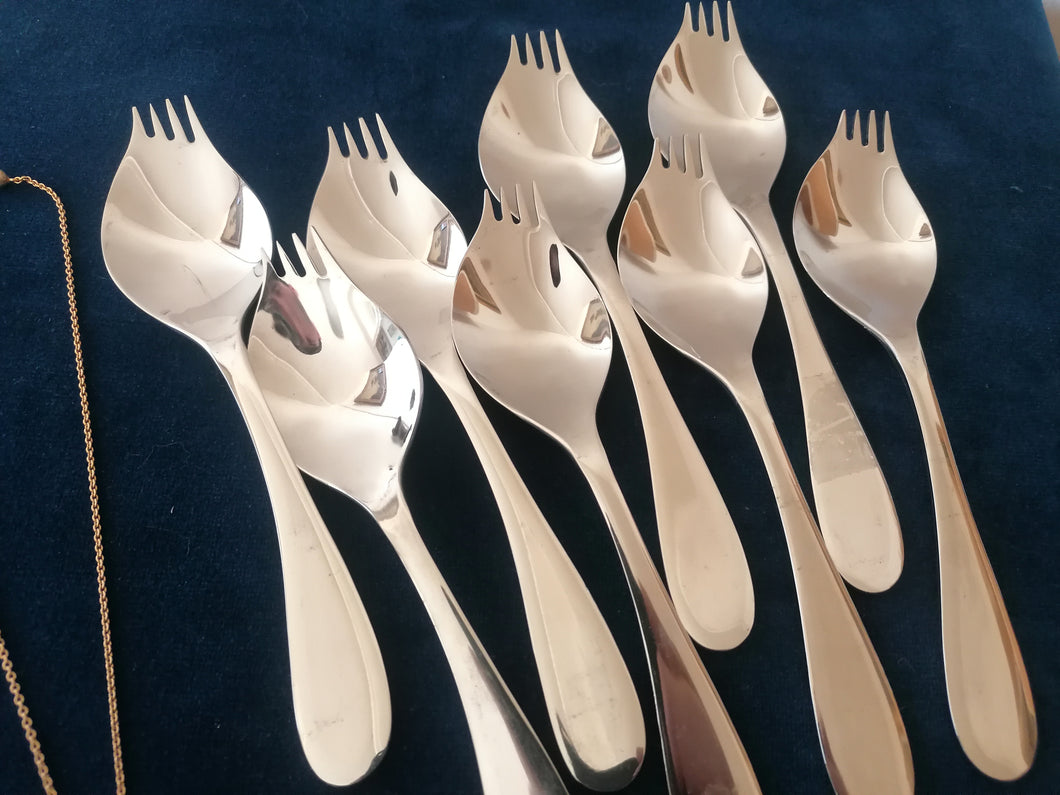 Fourchette et cuillère par Jean-Louis Orengo a eu l'idée de créer le couvert Georgette. 8 pièces inox 