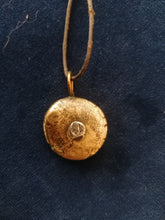 Charger l&#39;image dans la galerie, Collier Pendentif pièce de monnaie Grecque reproduction, tête de taureau.
