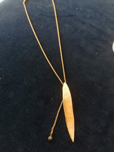 Charger l'image dans la galerie, Delphine Nardin Paris Collier vintage avec pendentif doré. Très fin. 
