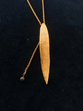 Charger l'image dans la galerie, Delphine Nardin Paris Collier vintage avec pendentif doré. Très fin. 
