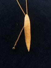 Charger l&#39;image dans la galerie, Delphine Nardin Paris Collier vintage avec pendentif doré. Très fin. 
