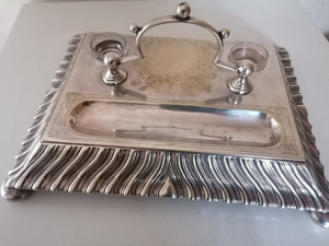 Encrier Anglais en métal argenté début XXème. Grand format 