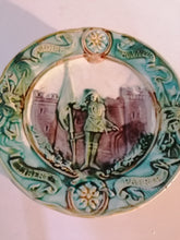 Charger l&#39;image dans la galerie, Faïence barbotine série de 6 assiètes en faïence peinte et émailé. Décors Jeanne d&#39;arc gloire honneur liberté et patrie.
