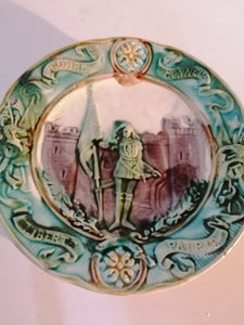 Faïence barbotine série de 6 assiètes en faïence peinte et émailé. Décors Jeanne d'arc gloire honneur liberté et patrie.