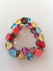 Carlos sobral créateur brésilien bracelet en plastique recyclé de couleurs. 