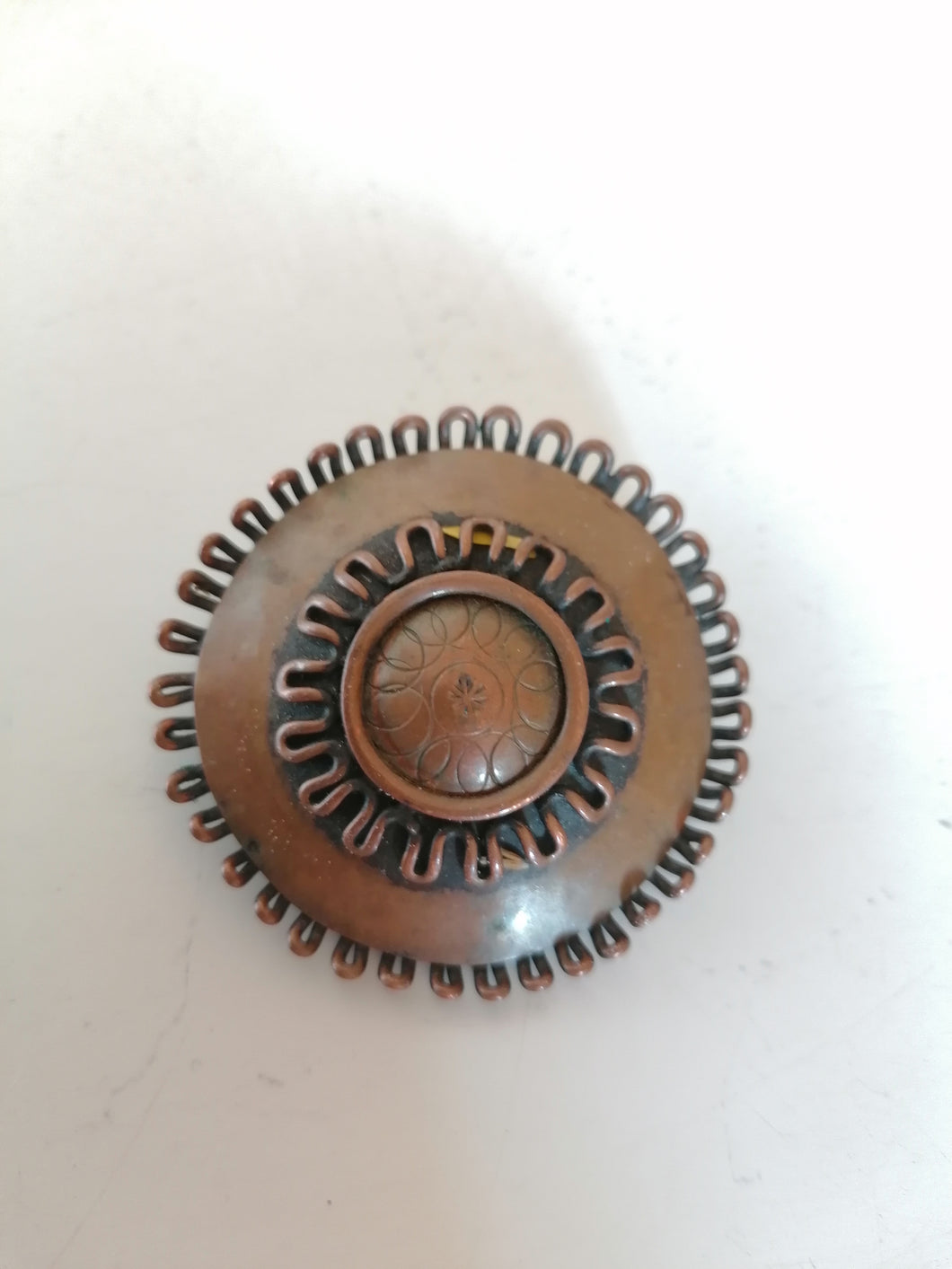 St Eloi broche en cuivre, bijoux traditionnel de Savoie. 