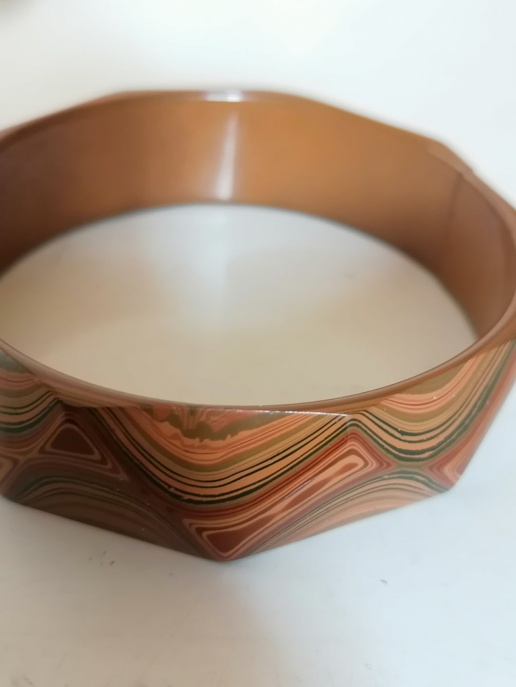 Bracelet à facette  en couche de matière synthétique probablement vers 1970