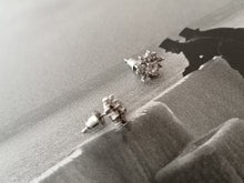 Charger l&#39;image dans la galerie, Paire de clou d&#39;oreille fleurs  en argent massif et zircon
