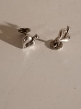 Charger l&#39;image dans la galerie, Paire de bouton de manchette création artisanale sans poinçons mais très bien faite en argent massif. 
