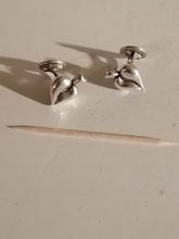 Charger l&#39;image dans la galerie, Paire de bouton de manchette création artisanale sans poinçons mais très bien faite en argent massif. 
