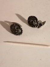 Charger l&#39;image dans la galerie, Paire de bouton de manchette en argent décors cygne probablement javanais

