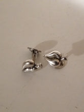Charger l&#39;image dans la galerie, Paire de bouton de manchette création artisanale sans poinçons mais très bien faite en argent massif. 
