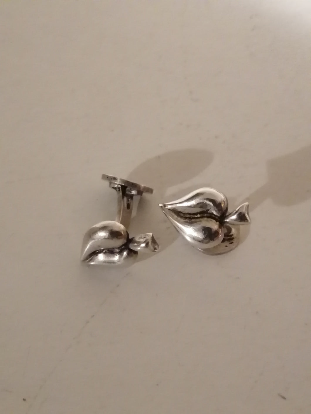 Paire de bouton de manchette création artisanale sans poinçons mais très bien faite en argent massif. 