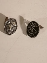 Charger l&#39;image dans la galerie, Rangda et barong mythologie Javanaise paire de bouton de manchette en argent massif fait main. 
