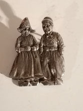 Charger l&#39;image dans la galerie, Broche ancienne couple hollandais en argent 
