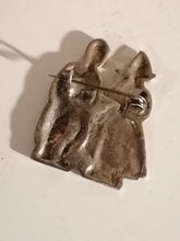 Charger l&#39;image dans la galerie, Broche ancienne couple hollandais en argent 

