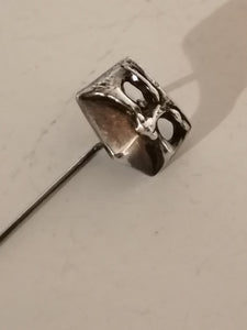 Broche masque en argent 