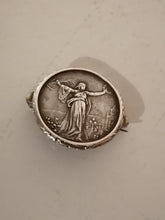 Charger l&#39;image dans la galerie, Broche médaille montée en argent, offert au 10 ans de loyaux service Hôtel Zermatt Verein.
