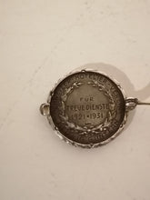 Charger l&#39;image dans la galerie, Broche médaille montée en argent, offert au 10 ans de loyaux service Hôtel Zermatt Verein.
