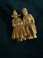 Charger l&#39;image dans la galerie, Broche ancienne couple hollandais en argent 
