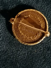 Charger l&#39;image dans la galerie, Broche médaille montée en argent, offert au 10 ans de loyaux service Hôtel Zermatt Verein.
