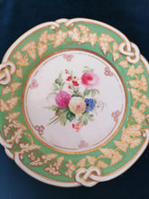 Charger l&#39;image dans la galerie, Assiette  en porcelaine peinte tendre, faite pour T. Pearce &amp; Son, 23 Ludgate Hill, à Londres,
