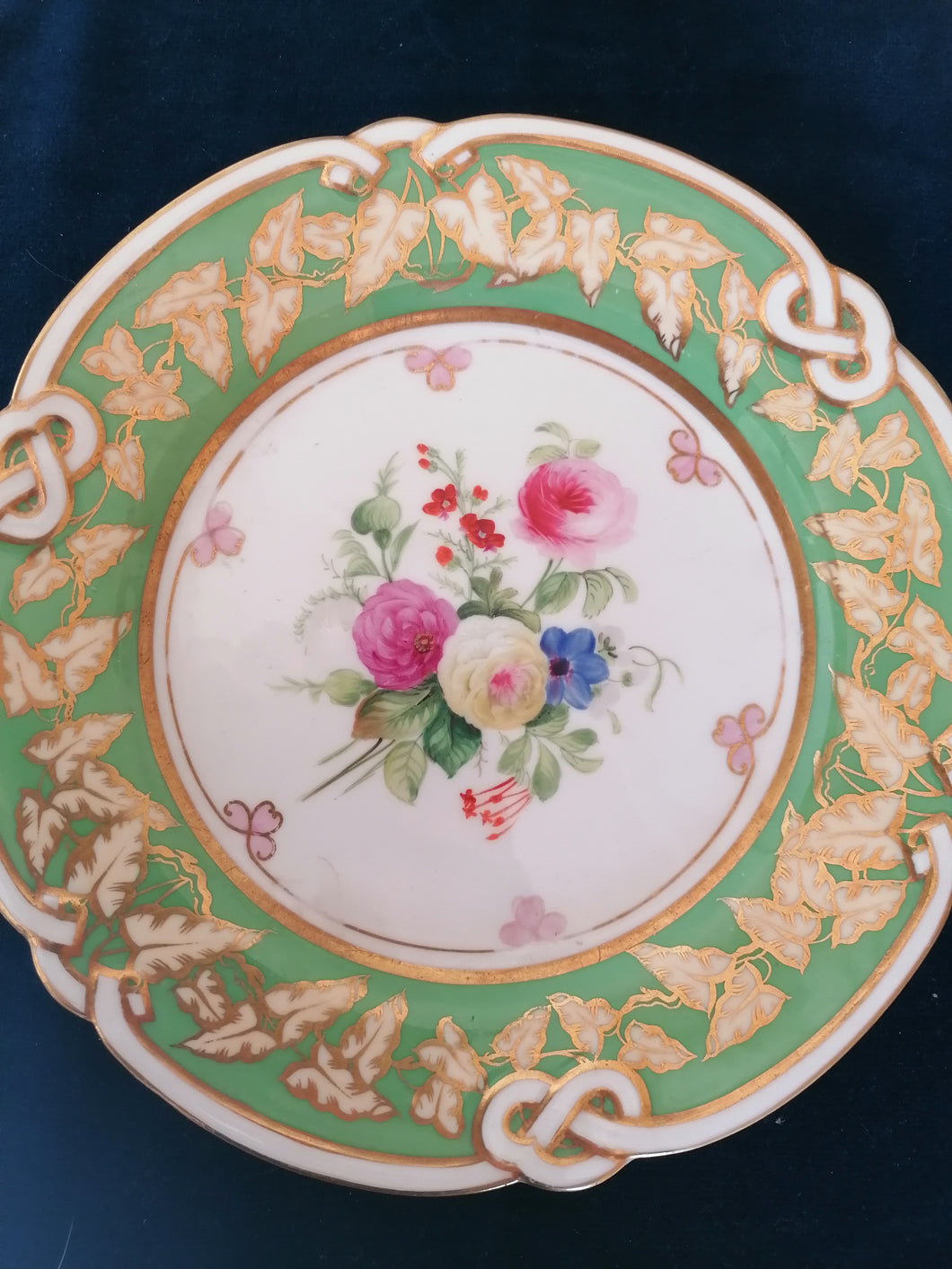 Assiette  en porcelaine peinte tendre, faite pour T. Pearce & Son, 23 Ludgate Hill, à Londres,