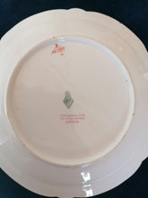 Charger l&#39;image dans la galerie, Assiette  en porcelaine peinte tendre, faite pour T. Pearce &amp; Son, 23 Ludgate Hill, à Londres,
