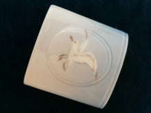 Charger l&#39;image dans la galerie, Petit vase en porcelaine peinte Danois
