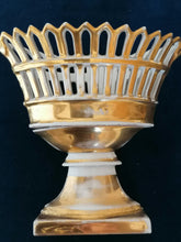 Charger l&#39;image dans la galerie, Belle coupe ajourée  de forme navette en porcelaine vieux Paris début XIXe
