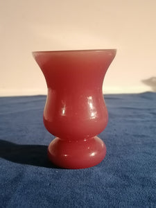 Petit vase en opaline framboise 