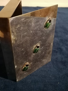 Boîte en métal argenté avec insecte émaillé sur le couvercle
