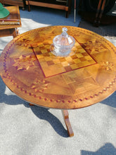 Charger l&#39;image dans la galerie, Table à jeux Suisse marqueté ancienne. 
