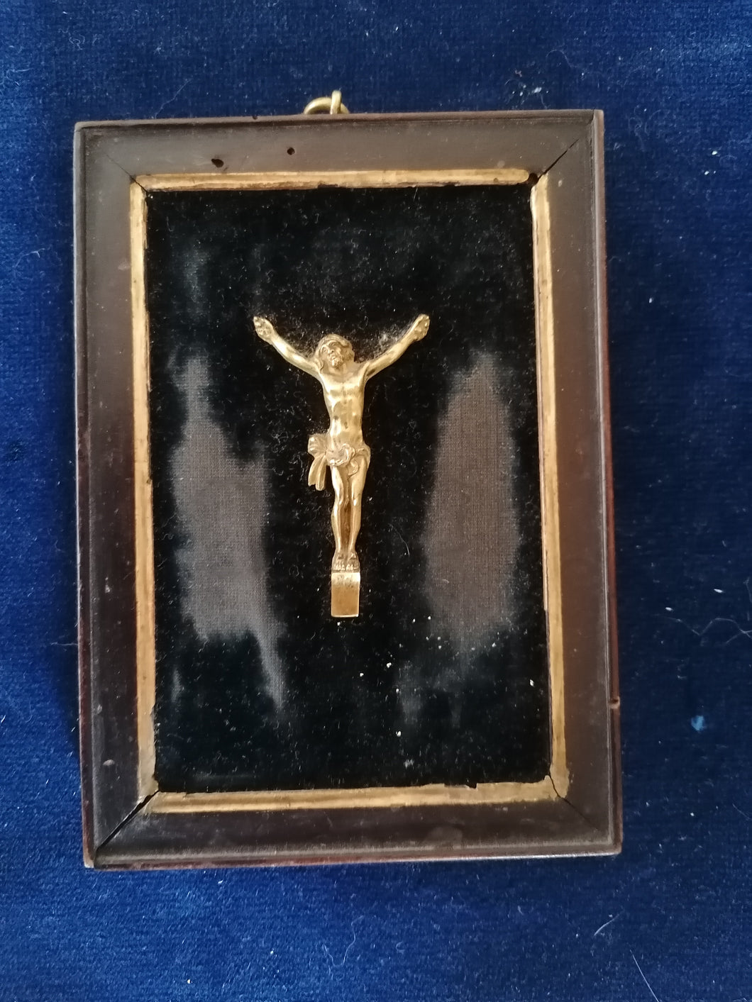Crucifix en bronze avec son cadre d'origine. Fin XIXe 