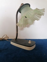 Charger l&#39;image dans la galerie, Lampe à poser années 60 avec globe en verre coloré. Fonctionne
