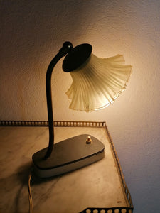 Lampe à poser années 60 avec globe en verre coloré. Fonctionne