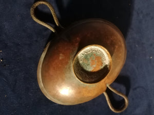 Petite bassine en cuivre à anses en bronze tête de cheval, probablement une reproduction d'une pièce gallo romaine trouvé dans des fouille archéologiques, Magnifique ligne et qualité de travail. 