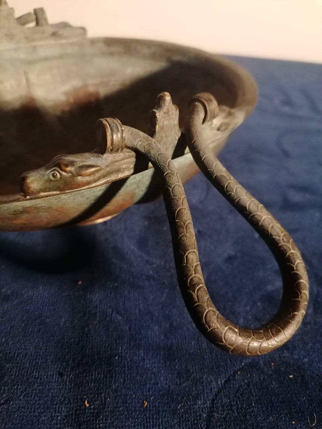 Petite bassine en cuivre à anses en bronze tête de cheval, probablement une reproduction d'une pièce gallo romaine trouvé dans des fouille archéologiques, Magnifique ligne et qualité de travail. 