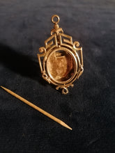 Charger l&#39;image dans la galerie, Mini cadre photo à poser ou suspendre vers 1900, en métal argenté 
