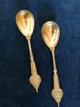 Charger l&#39;image dans la galerie, Paire de cuillère à servir en argent massif vermeil Allemand début XXème. Modèle renaissance. 

